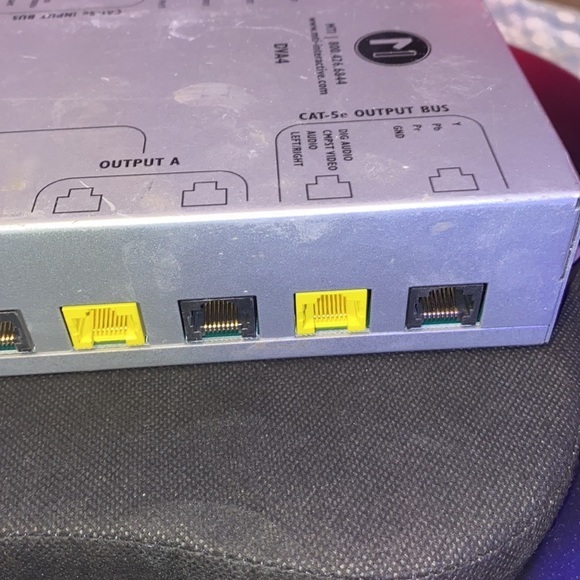 MTI Universal Video/Audio 1-4 Distribution Amplifer​ - Picture 3 of 5